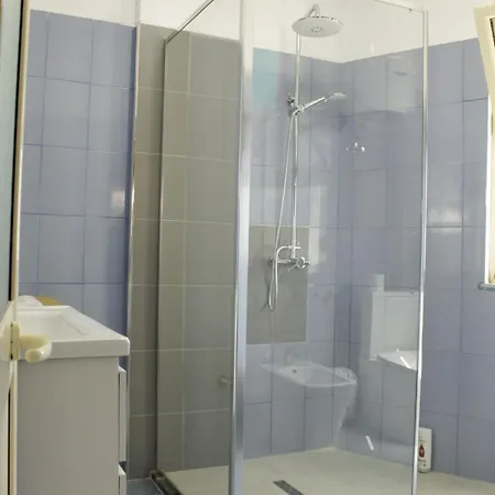 Appartement House, Qerret