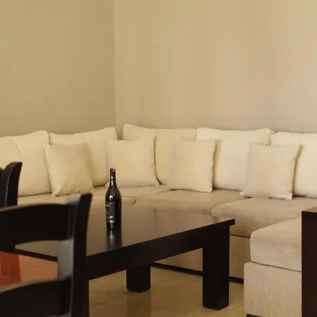 Appartement House, Qerret